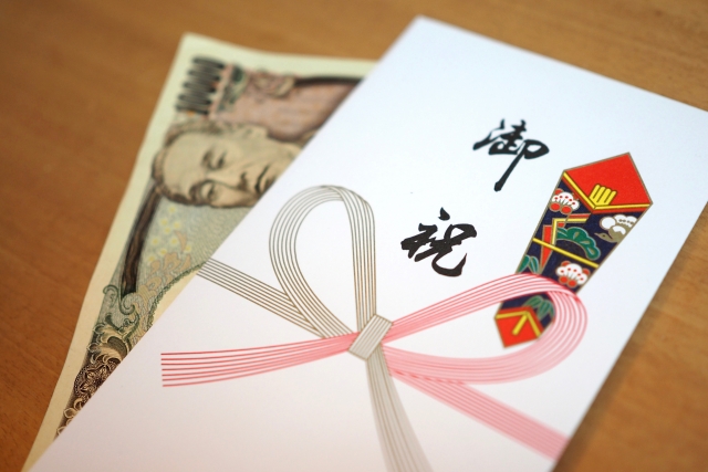 お祝いと一万円札