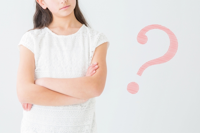 死因贈与と遺贈の違いを考える女性