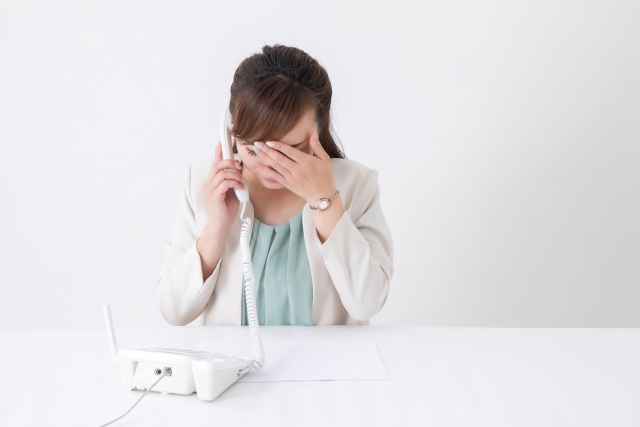 電話口で話しむ女性