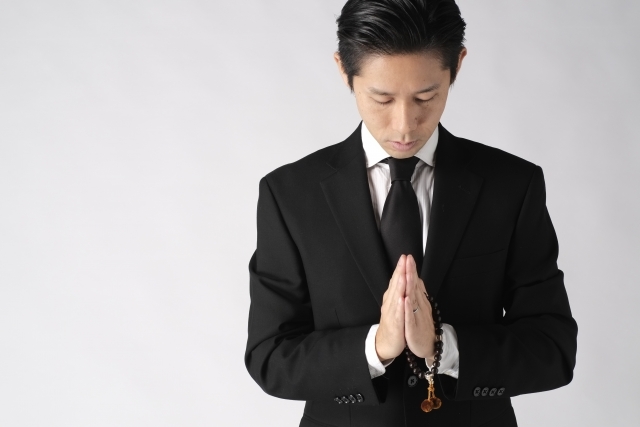 合掌する男性