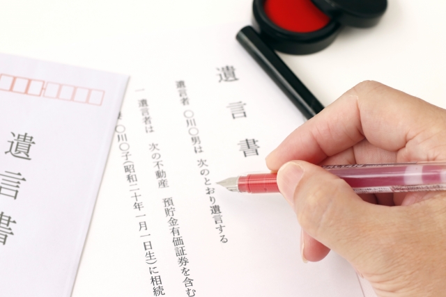 遺言書を記載する人