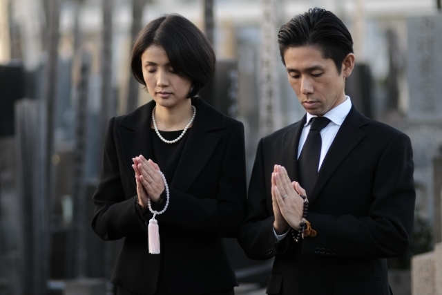 喪服を着用した男女