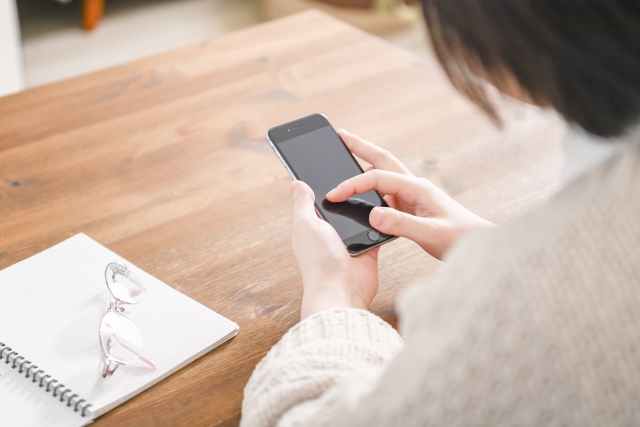 スマホでメールを打つ女性