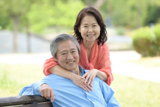 仲良くしている老夫婦