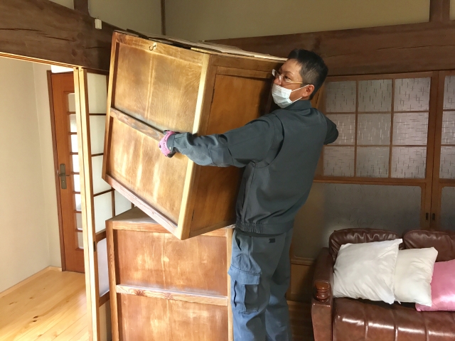 生前整理を行う男性
