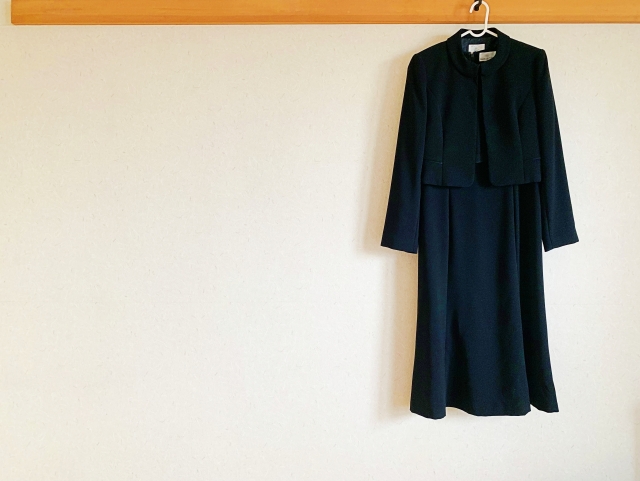 壁に吊るされた喪服