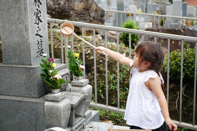 お墓参りをする子供