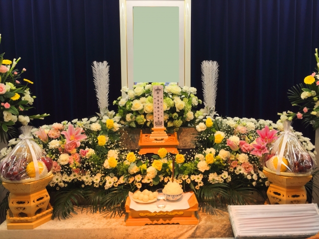 白木の位牌が据えられた祭壇