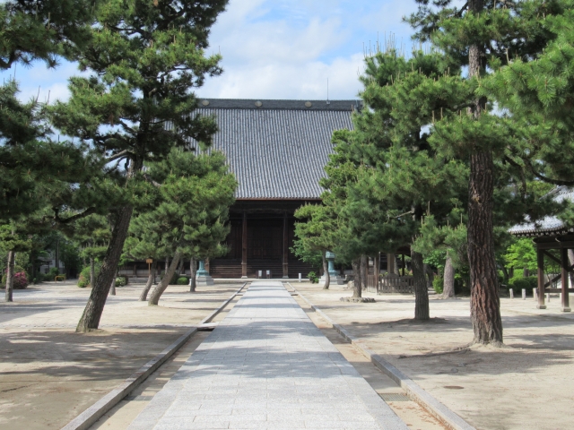 整然とした寺院