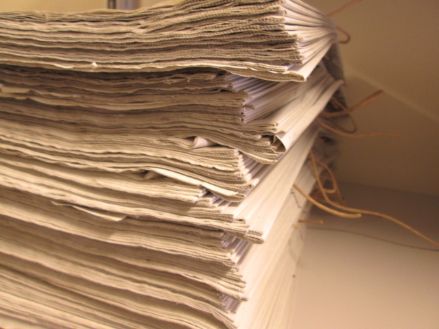 積みあがった古い書類