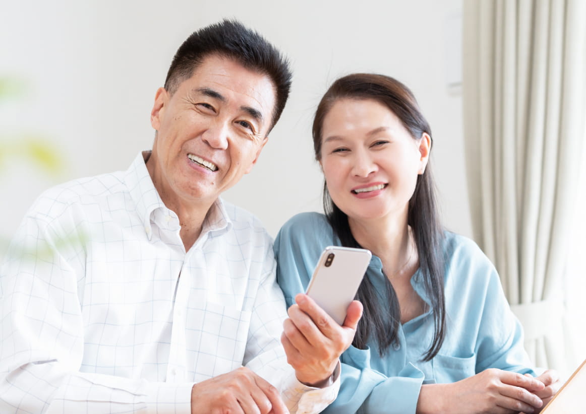 スマホを手にするシニア夫婦